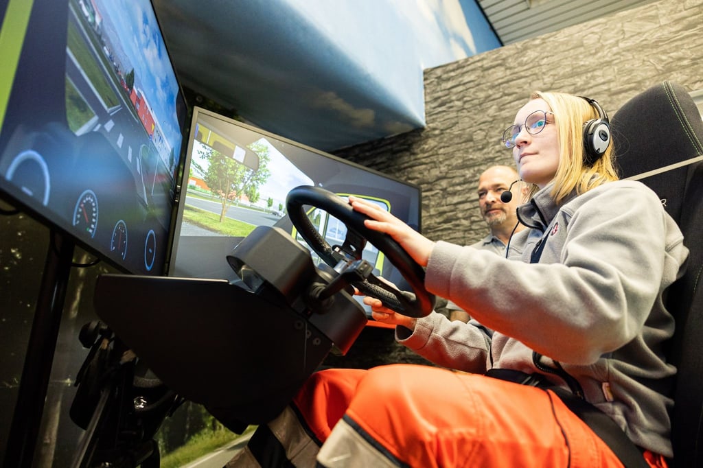 Tessa Rettberg (r), Auszubildende Notfallsanitäterin im 2. Lehrjahr, sitzt an einem Fahrsimulator.