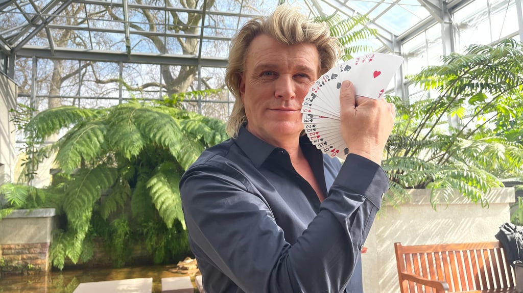 Nicht ohne seine Karten: Magier Hans Klok zu Gast in den Gruson Gewächshäusern in Magdeburg.