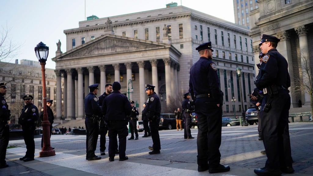 Polizisten warten vor dem Gerichtsgebäude in New York. Eine Anklage gegen Donald Trump erscheint immer wahrscheinlicher und wird zeitnah erwartet.