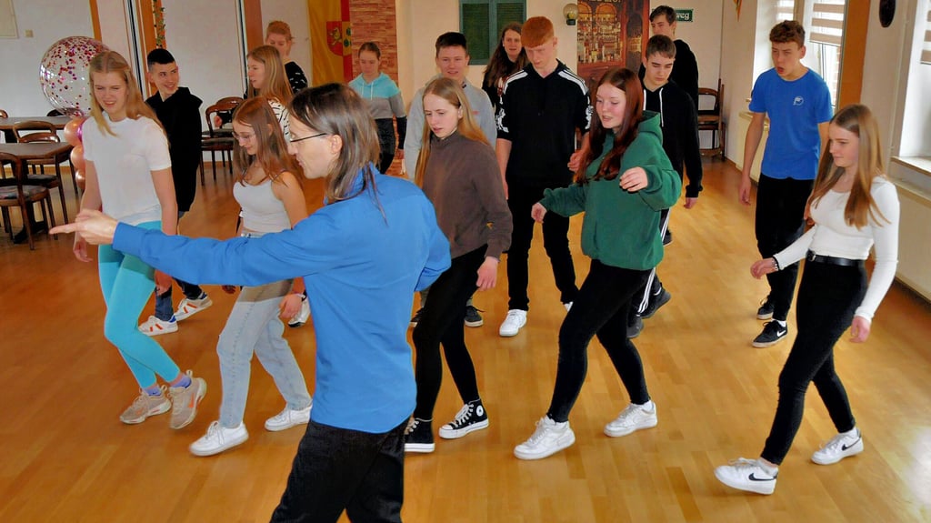 Tanzlehrer Christian Geppert (vorn) aus Haldensleben zeigt neben den klassischen Tänzen auch Schritte des Line Dance. Beim Tanzkurs dabei sind Jugendliche der Sekundarschule Calvörde: Jenny Fengler, Leonie Fischer, Sarah Heider, Riana Klement, Henriette Langner, Mira Thielecke, Nick Arnold, Luke Langerbeck, Henrik Prietzel, Oskar Schulz, Collin Wirth, Leonie Joswig, Melina Hebekehr, Pascal Mertens, Joyce Baumgärtner und Elfi Beykirch sowie Mia Heinemann, Emily Reps und Maurice Mende (nicht auf dem Bild).