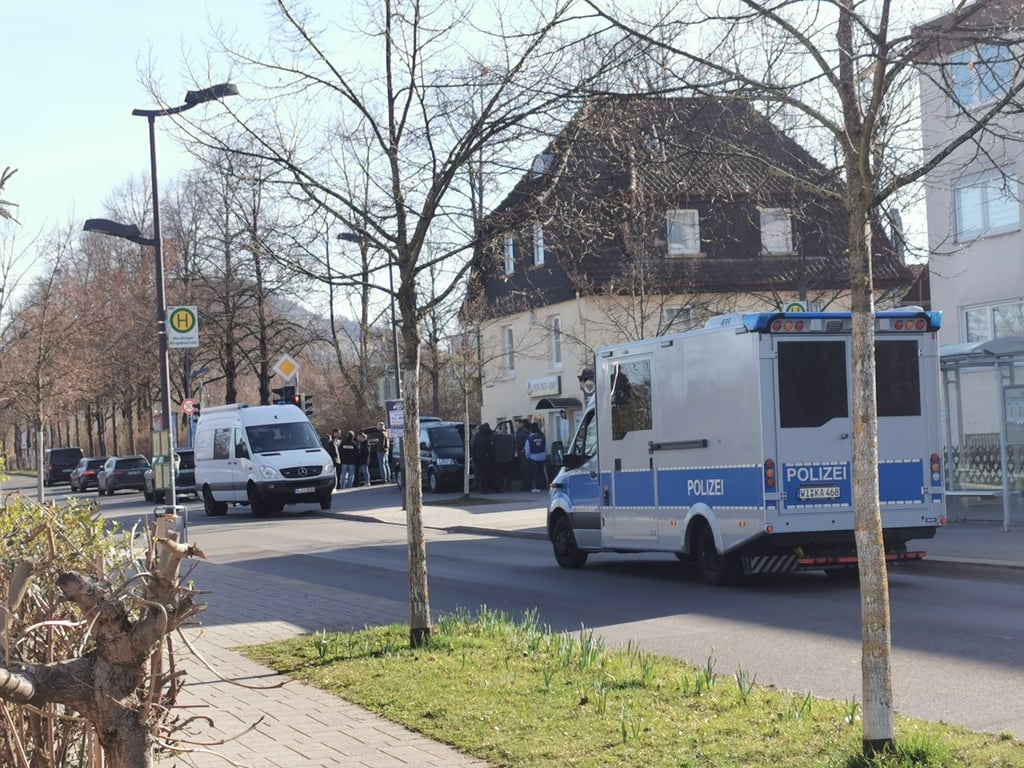 Polizeifahrzeuge stehen in einer Straße in Reutlingen.