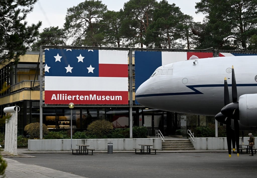 Im Bezirk Steglitz-Zehlendorf befindet sich Alliiertenmuseum. Auf dem Freigelände steht das Luftbrückenflugzeug Hastings TG 503 steht.