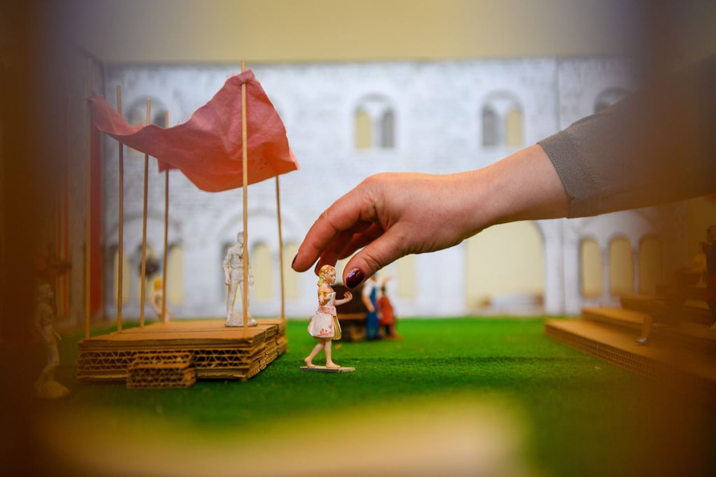 Figuren sind im Modell des Innenhofs mit Kreuzgang und Bühne im Kunstmuseum Kloster Unser Lieben Frauen aufgestellt.