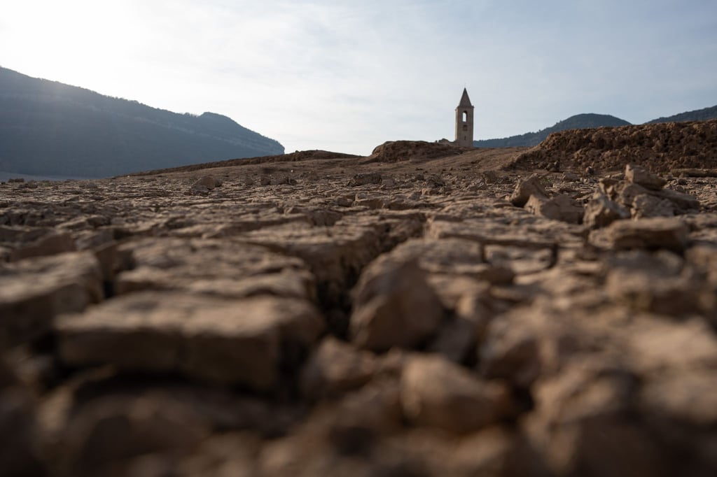Risse im Boden im Sau-Stausee in Katalonien zeigen anhaltenden Wassermangel auf.