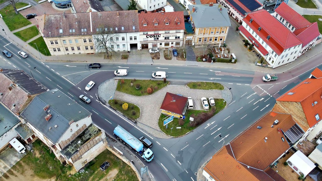 Der Johannisplatz in Aschersleben ist ein Nadelöhr. Wäre ein Kreisverkehr hier die Lösung?