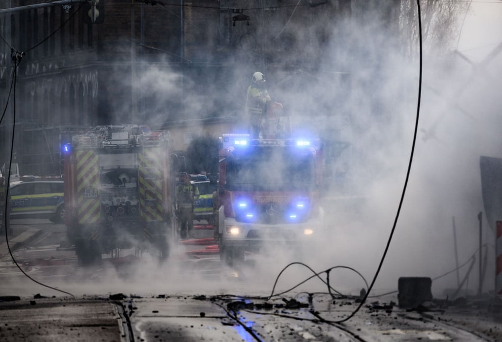 Feuerwehreinsatz wegen einer Gasexplosion in Dresden. Verletzte gab es nach Angaben der Feuerwehr nicht.