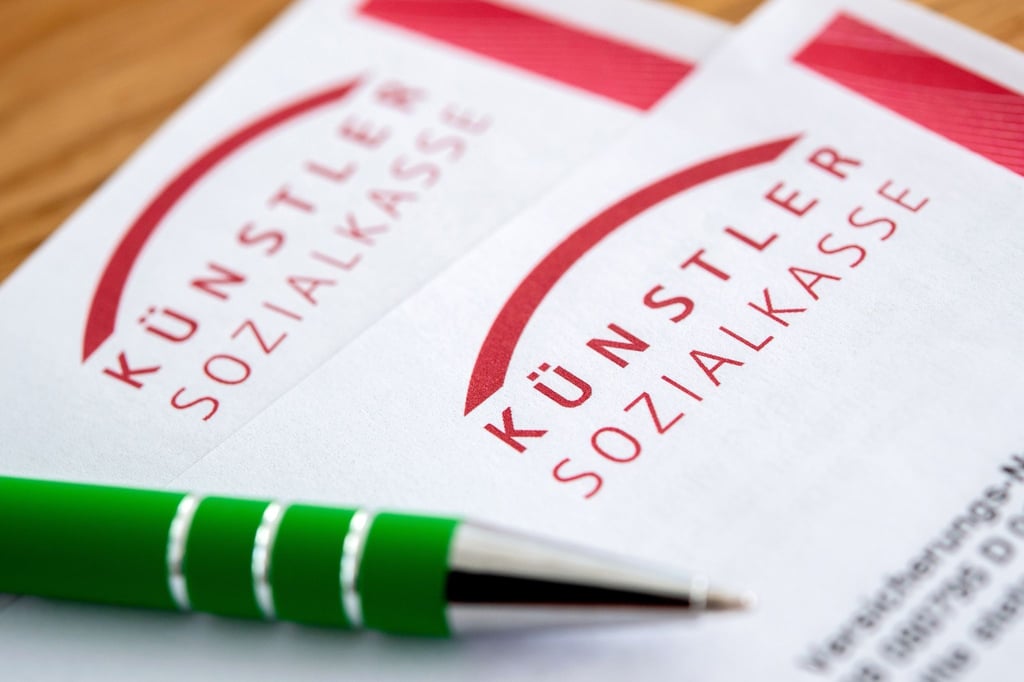 Wer als selbstständiger Künstler Mitglied der Künstlersozialkasse ist, muss jährlich eine Gewinnprognose abgeben. Keine ganz einfache Aufgabe, wenn die Einkünfte stark schwanken.