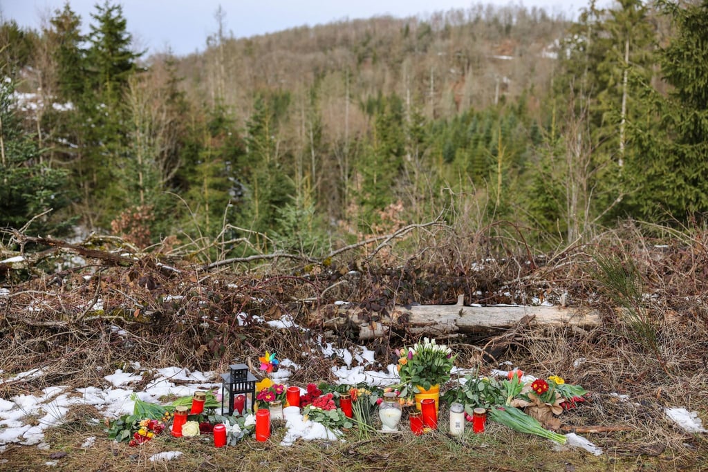 Kerzen und Blumen erinnern nahe der Fundstelle im nordrhein-westfälischen Freudenberg an die getötete Luise.