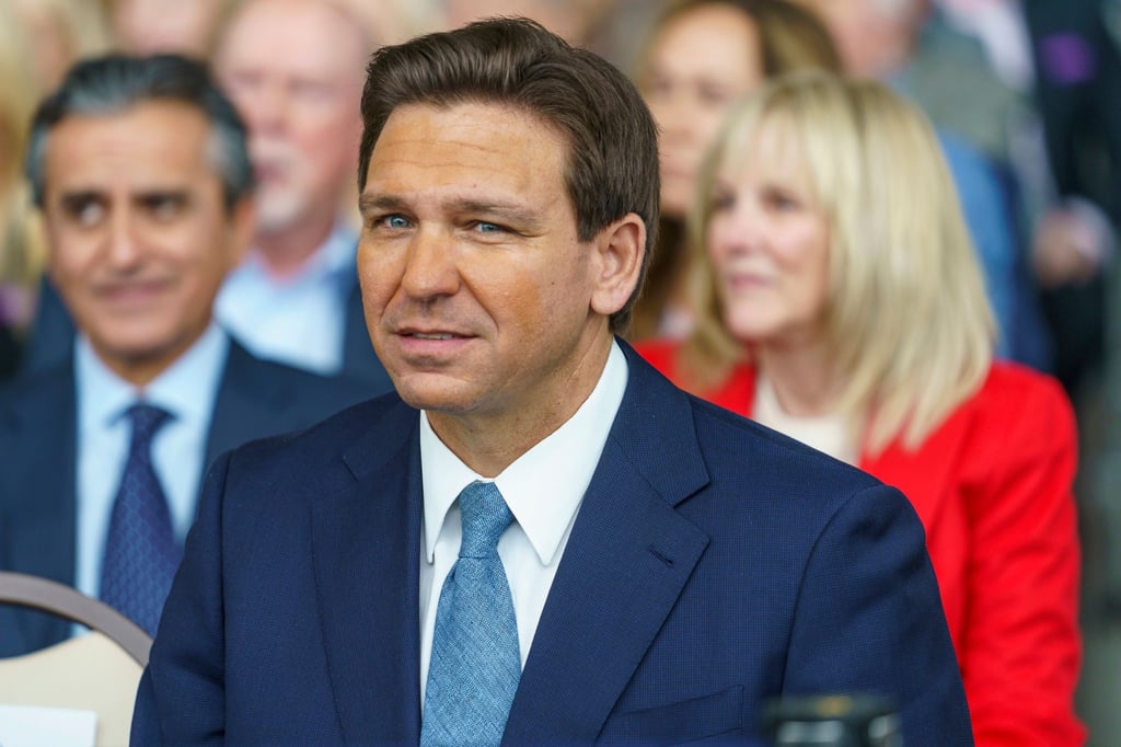 Der Republikaner Ron DeSantis stichelt gegen Donald Trump. Ihm werden große Chancen als Präsidentschaftsbewerber nachgesagt.