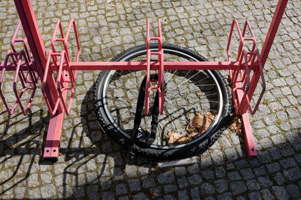 Wer sein Fahrrad nicht richtig abschließt, setzt die Leistungen der Diebstahlversicherung aufs Spiel. Manche Gesellschaften machen sogar Vorgaben zu Marke oder Mindestpreis eines zu verwendenden Schlosses.