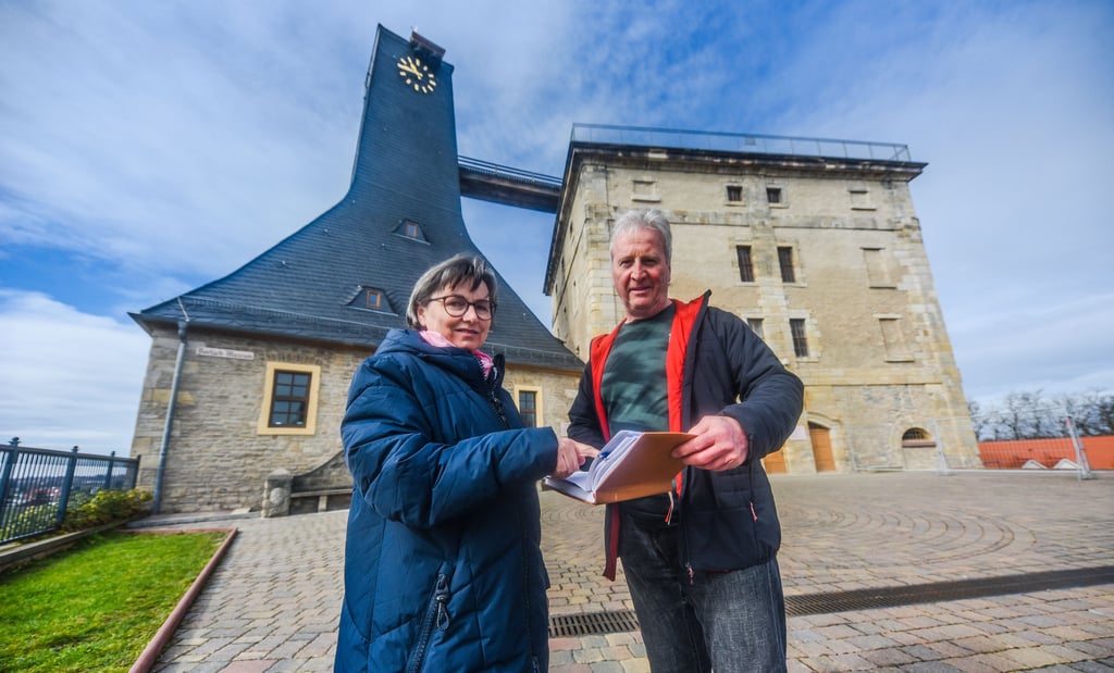Kerstin Röser und Reinhardt Weißmann haben die Arbeiten an Borlach- und Witzlebenturm im Blick.