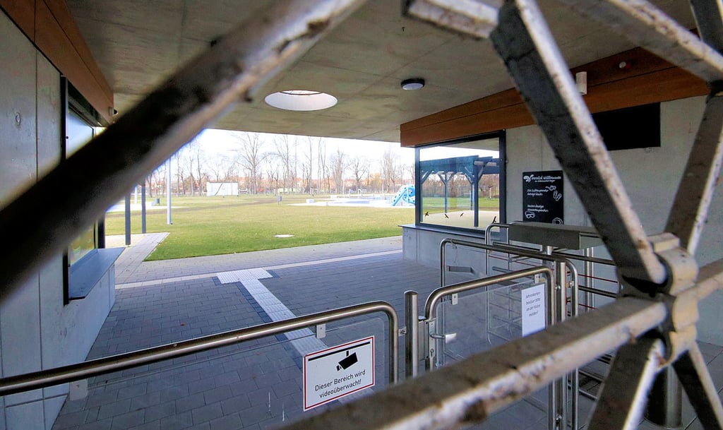 Noch befindet sich das Freibad im Winterschlaf. Rechtzeitig vor dem Beginn der Badesaison soll der Stadtrat die Eintrittspreise erhöhen.