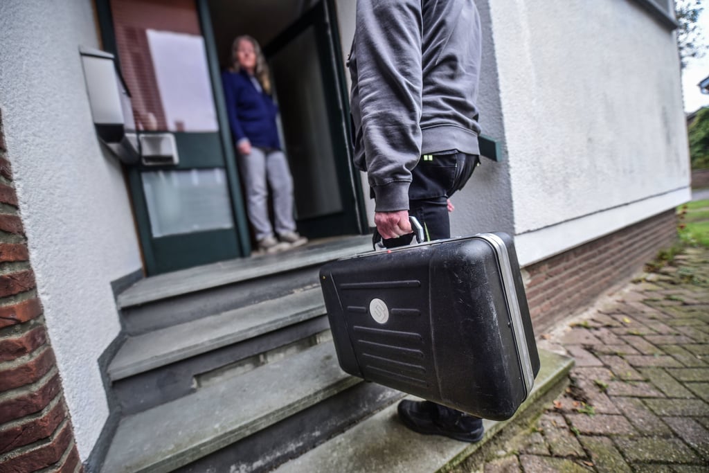 Ein 23-jähriger Handelskaufmann soll mit betrügerischen Haustürgeschäften zehntausende Euro erbeutet haben.