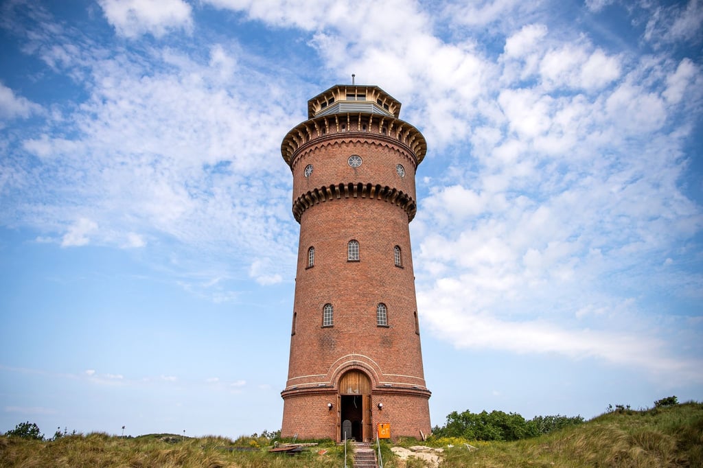 Der historische Wasserturm der ostfriesischen Insel Borkum.