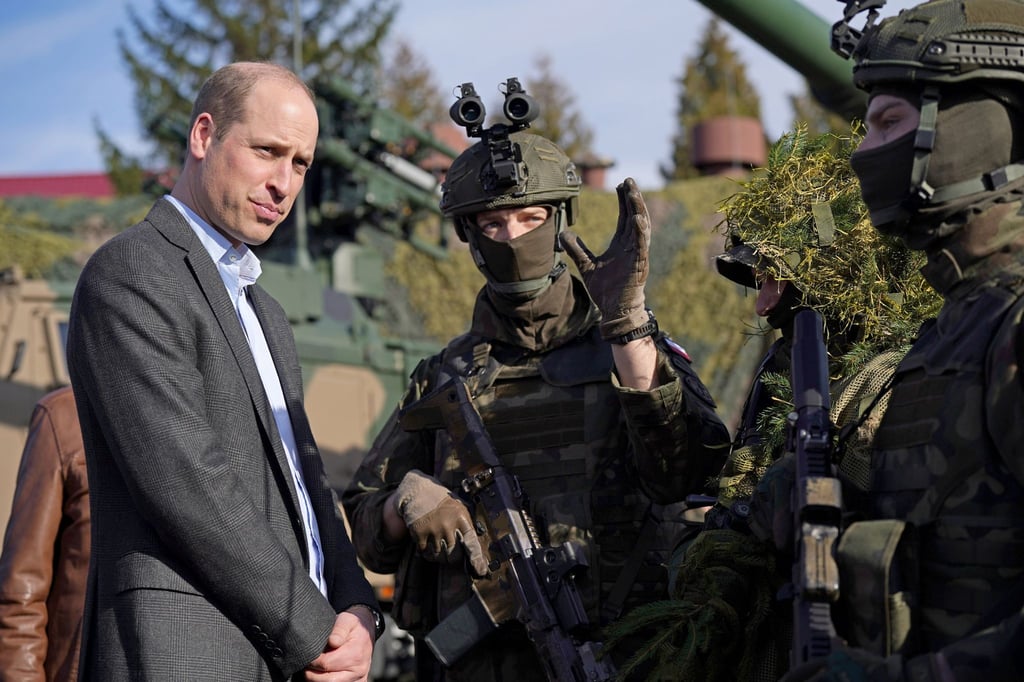 Prince William trifft Mitglieder des polnischen Militärs in Rzeszow.