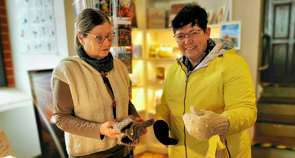 Ulrike Salzmann (links) kennt sich mit Schafwolle und deren Verarbeitung bis hin zum fertigen Handschuh bestens aus. Sie erläutert Gabriele Schock aus Havelberg, welche Vorteile der nachwachsende Rohstoff hat.