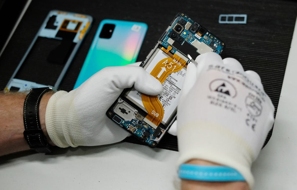 Reparatur eines Mobiltelefones in einer Werkstatt.