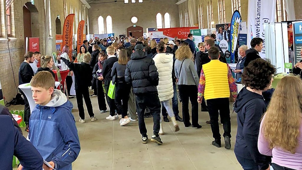 Blick in die Wittenberger Exerzierhalle. Dort fand am Dienstagnachmittag die Ausbildungsmesse „Job.Läuft.“ statt.