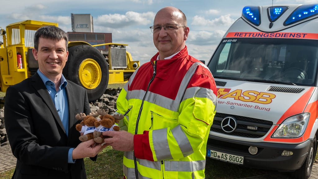 Doktor Ulrich Scheele von K+S in Zielitz übergab Wolmirstedts Rettungswachen-Chef Michael Heu 100 "Tröste-Elche".