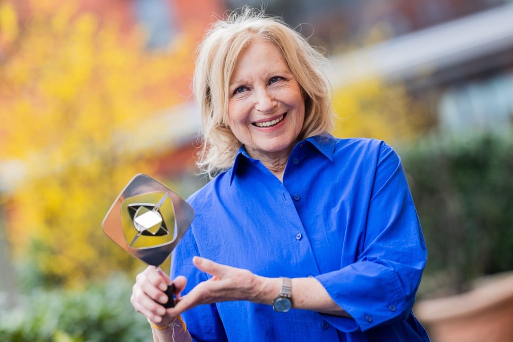 Maren Kroymann zeigt ihren Preis bei der Bekanntgabe von Gewinnerinnen und Gewinner der Grimme-Preise.