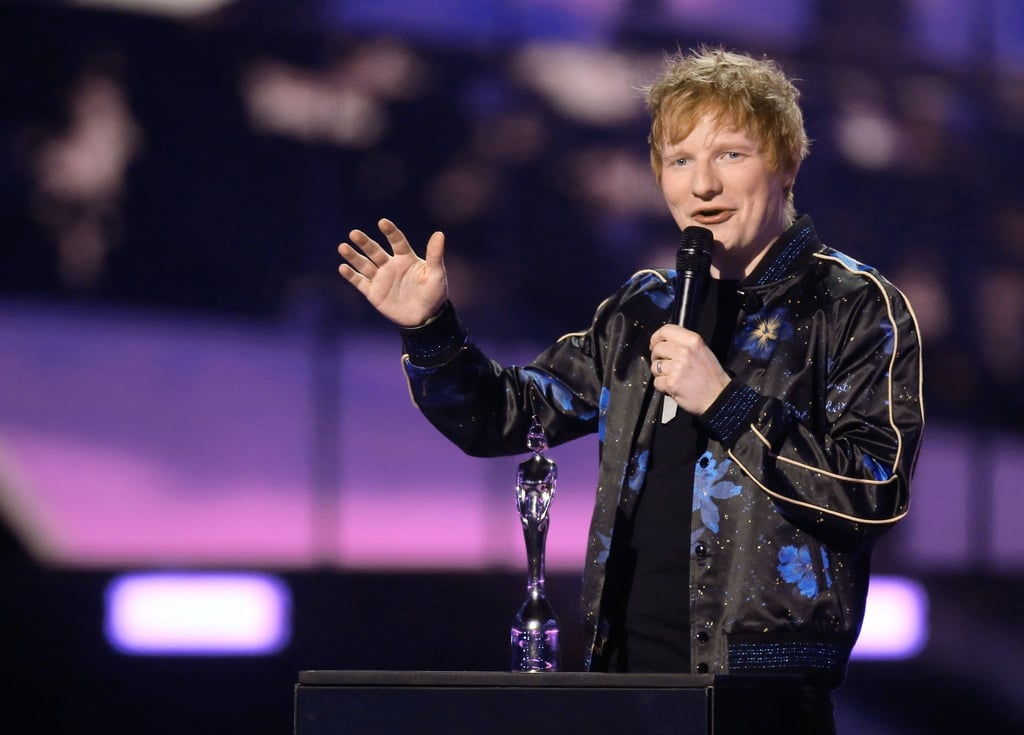 Ed Sheeran steht auf der Bühne und nimmt den Preis für den Songwriter des Jahres bei den Brit Awards 2022 entgegen. Seine musikalische Karriere hat er fest im Blick.