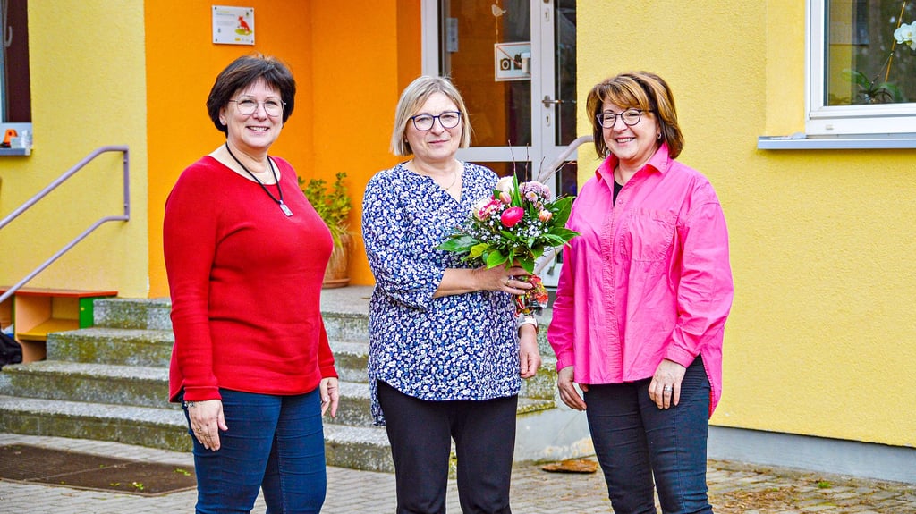 Mit einem großen Blumenstrauß und lieben Worten ist Heike Günzl (Mitte) als Kita-Leiterin in Bergwitz verabschiedet worden.