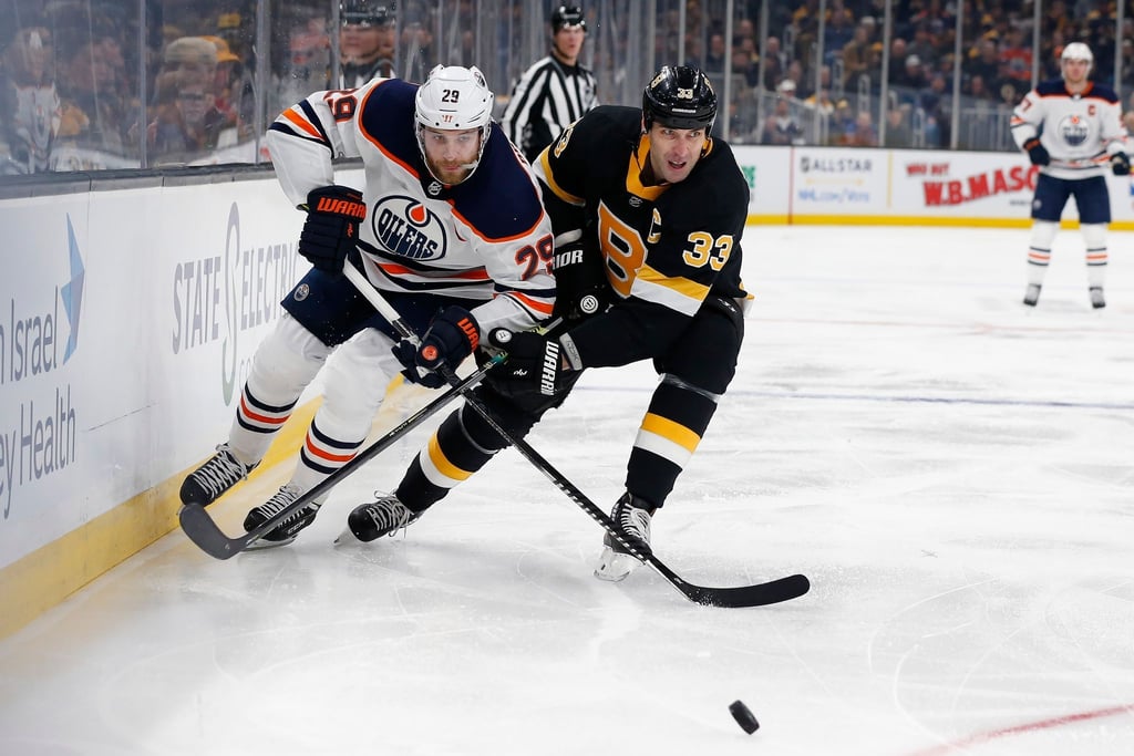 Zdeno Chara (r) von den Boston Bruins im Duell mit Edmontons Leon Draisaitl.