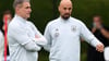 Stefan Kuntz (l), damaliger Cheftrainer des Fußball-Olympiateams, und sein damaliger Assistent Antonio Di Salvo unterhalten sich beim Abschlusstraining am Frankfurter Stadion miteinander.