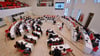 Die Mitglieder des Brandenburger Landtags sitzen im Plenarsaal.