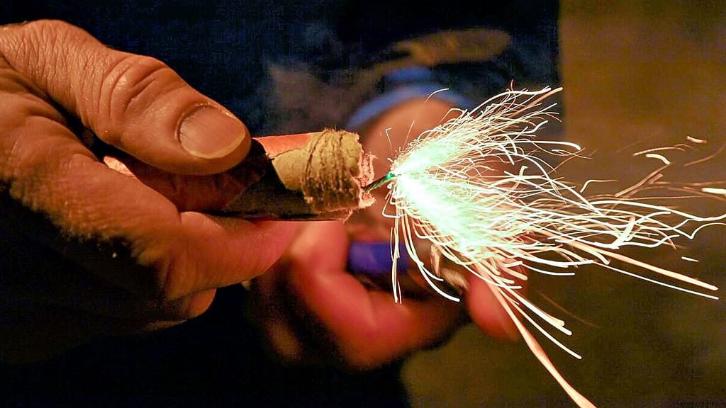Kürzlich haben Unbekannte mit Pyrotechnik ein Fensterbrett im Ascherslebener Stadtzentrum zerstört.