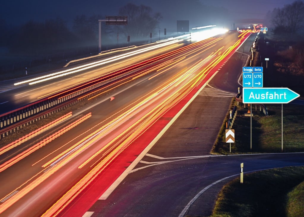 Nur die Lichtspuren von vorbei fahrenden Pkw und Lkw sind am frühen Morgen auf der Autobahn A12 zu sehen.