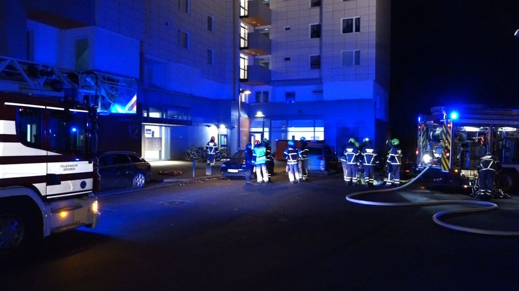 Feuerwehrleute sind bei einem Wohnungsbrand in einem Hochhaus im Einsatz.