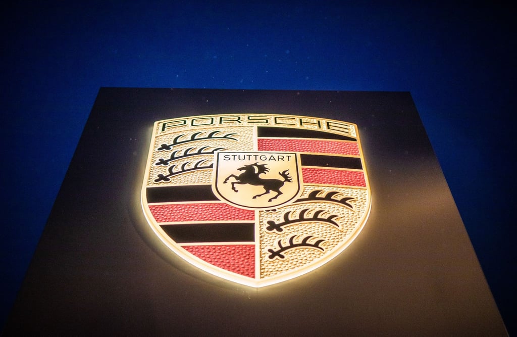 Das Prosche Logo am Porsche Center in Stuttgart.