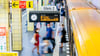 Fahrgäste steigen in die U-Bahn.