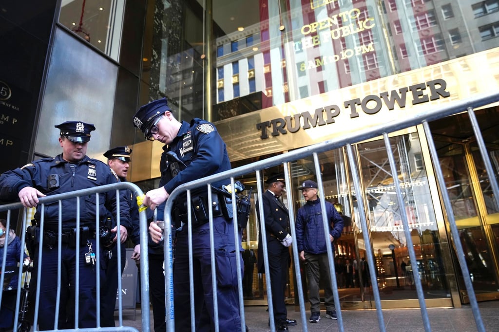Polizeibeamte der NYPD errichten eine Absperrung vor dem Trump Tower auf der Fifth Avenue.