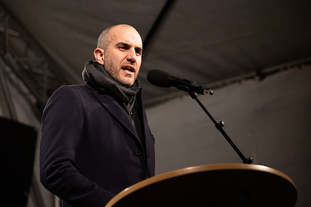Belit Onay (Bündnis 90/Die Grünen), Oberbürgermeister Hannover, spricht auf einer Bühne.