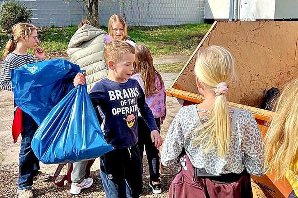 Auch viele Kinder packten mit an bei der Müllsammelaktion „Gröbzig räumt auf“ am Samstag.