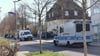 Polizeifahrzeuge stehen in einer Straße in Reutlingen.