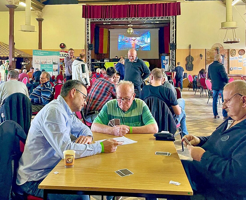 Fast 100 Leute spielten an den Skattischen im Volkshaus Schwanebeck um Punkte und Plätze.
