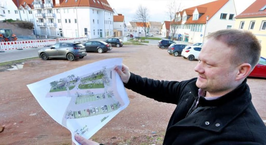 Könnerns Bürgermeister Martin Zbyszewski zeigt den Plan für die Umgestaltung des Leninplatzes.