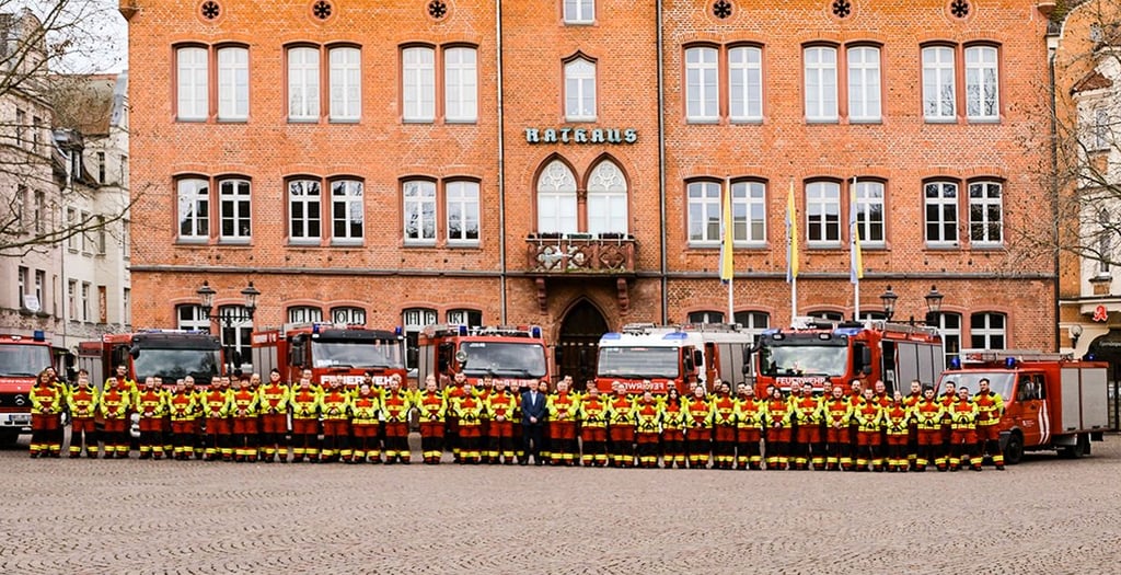 Die Freiwillige Feuerwehr Bitterfeld-Wolfen erhielt symbolisch ihre neue Schutzkleidung durch Oberbürgermeister Armin Schenk.