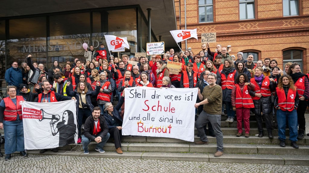 Lehrerinnen und Lehrer beim Warnstreik in Berlin.
