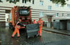 Mitarbeiter der städtischen Müllabfuhr Magdeburg bei der Arbeit, hier eine Archivaufnahme. Durch den angekündigten Warnstreik wird es nun aber zu massiven Einschränkungen bei der Müllabfuhr und Stadtreinigung kommen. 