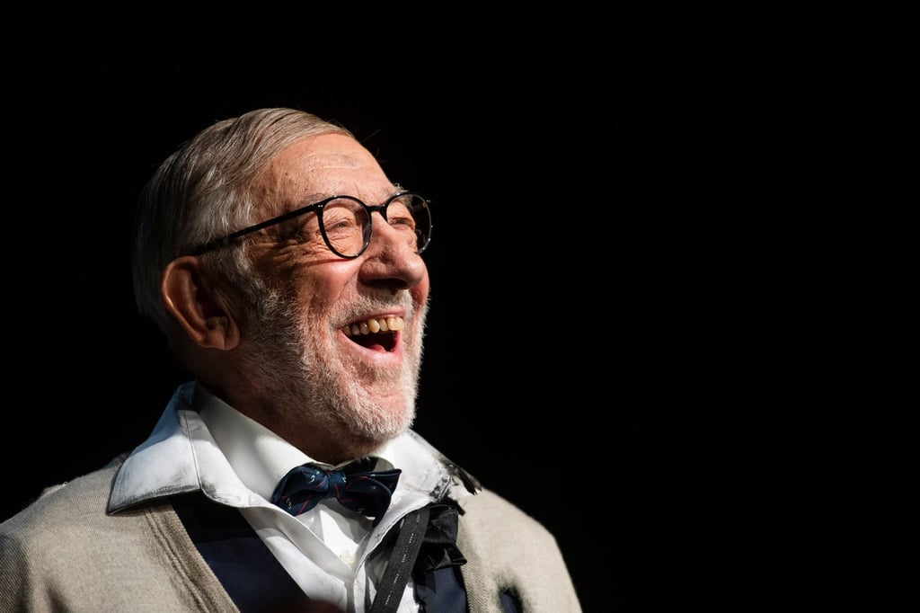 Dieter Hallervorden, Schauspieler und Kabarettist, spricht bei der Verleihung der Auszeichnung „Goldener Vorhang“.