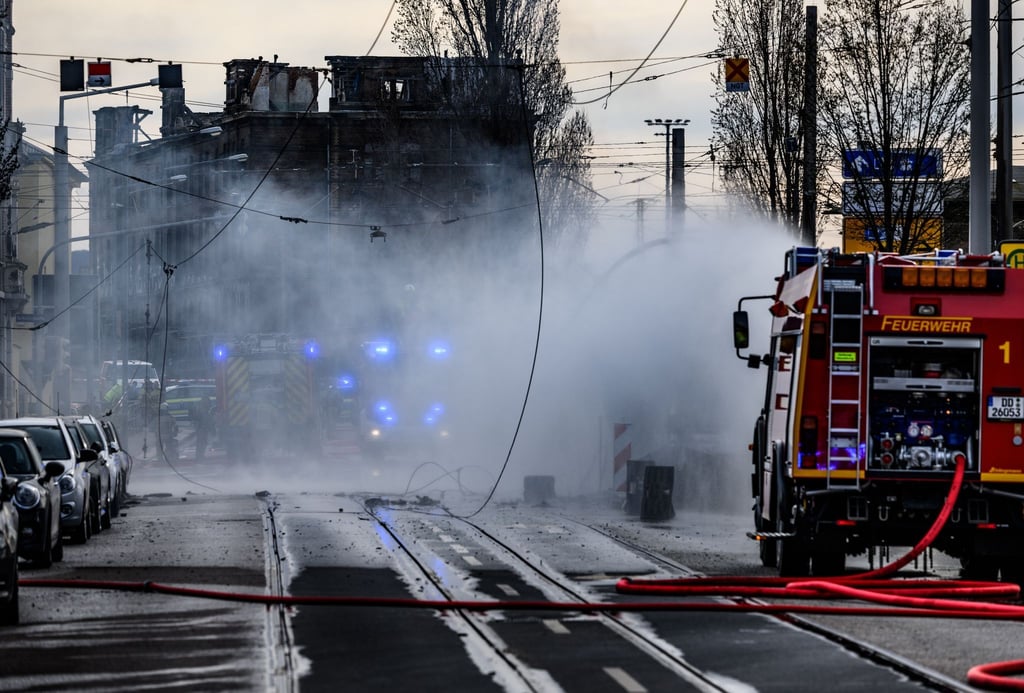 Die Feuerwehr ist rund um eine Gasexplosion in Dresden-Friedrichstadt im Einsatz.