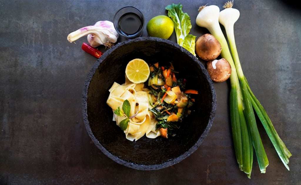 Pak Choi umhüllt die Tagliatelle mit einem nussigen, kohlhaften, spinatigen Aroma. Limette sorgt für die Frische.