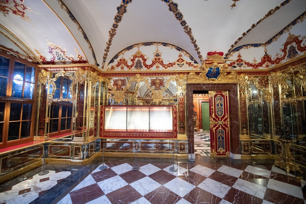 Die bei einem Einbruch beschädigte Vitrine im Juwelenzimmer im Historischen Grünen Gewölbe.