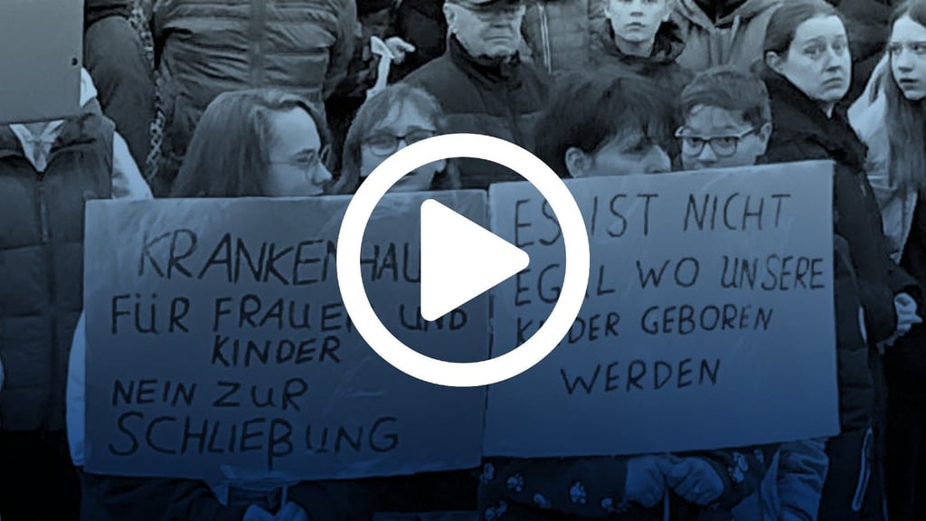 Mit Plakaten, aber auch mit Trillerpfeifen machten die rund 1.000 Zeitzer auf der Protestkundgebung ihrem Unmut Luft.