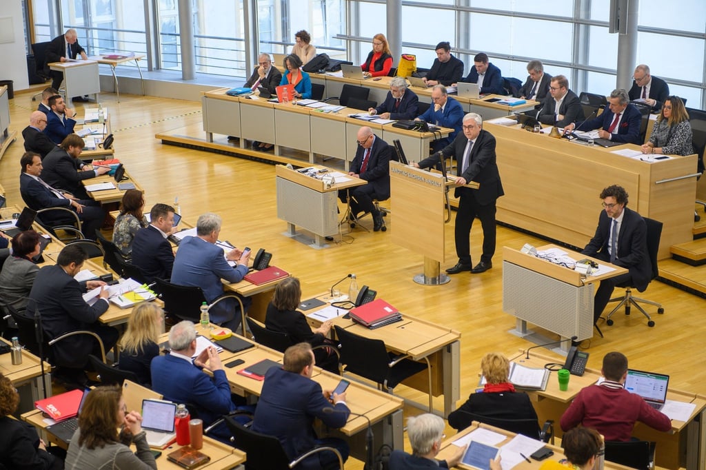 Sachsen-Anhalts Finanzminister Michael Richter (CDU, M)spricht im Plenarsaal des Landtags zu den Abgeordneten.