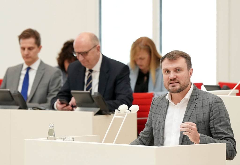 SPD-Fraktionschef Daniel Keller hält eine Rede im Brandenburger Landtag.